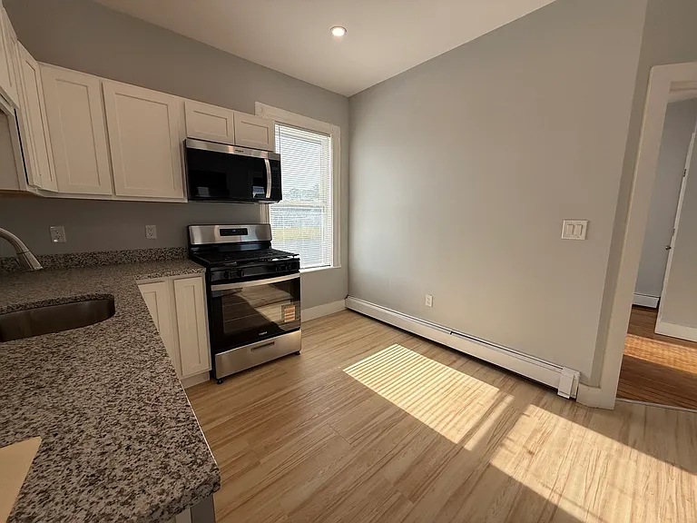 413 Boston St #1R — Photo 3