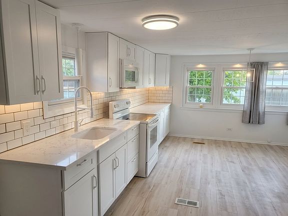 3rd image of 46 Maplewood Dr