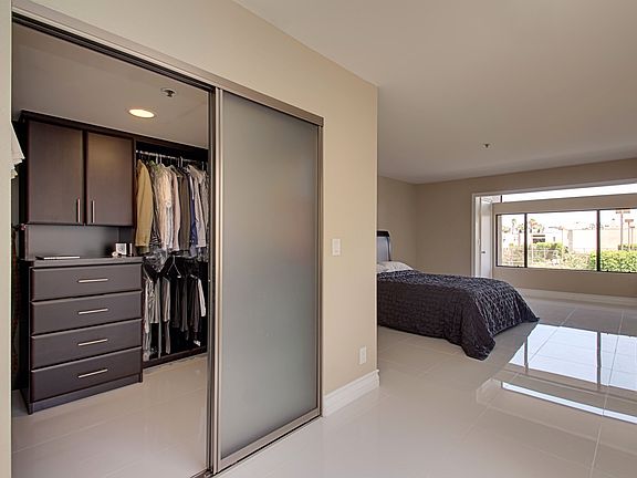 4th image of 437 W Club Dr