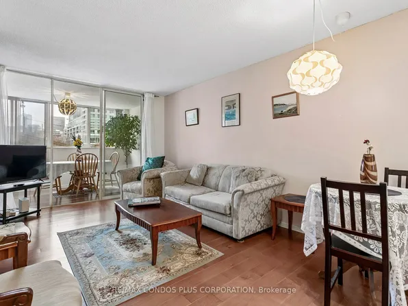 15 Maitland Pl #204, Toronto, ON M4Y 2X3
