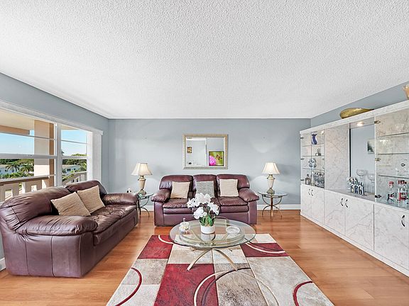 4th image of 473 Wellington J