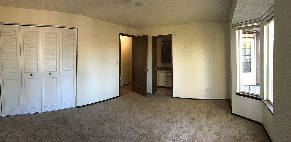Master w adjoining bathroom