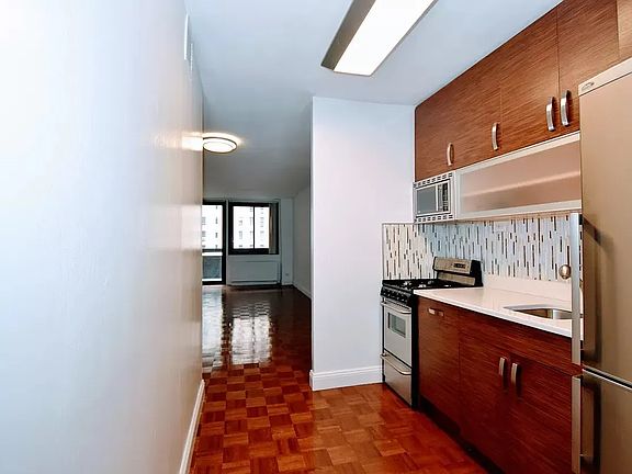 4th image of 347 W 57th St APT 7E