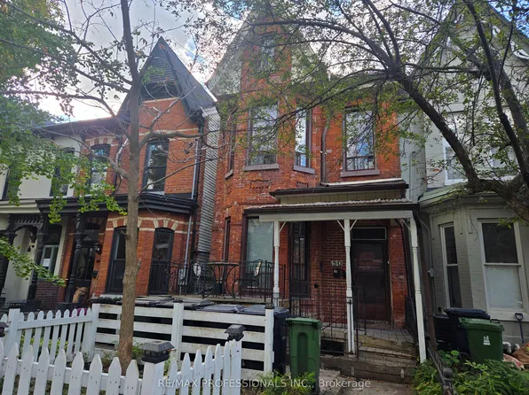 150 Robert St, Toronto, ON M5S 2K3