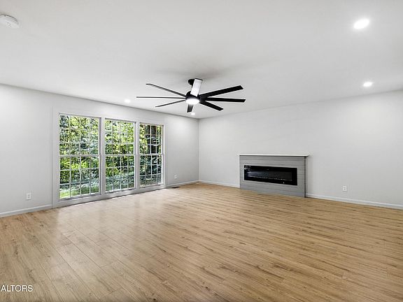 5th image of 2433 Alberta Dr