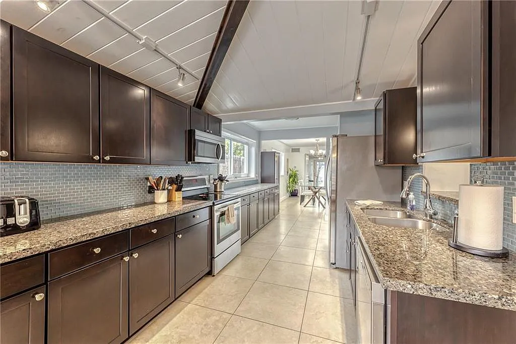 4 bed, 4.0 bath, 2766 sqft, $5,995 — Photo 3