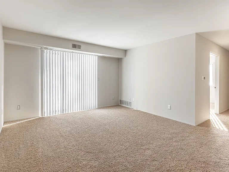 Farmington View Apartments - Farmington Hills, MI — Photo 12