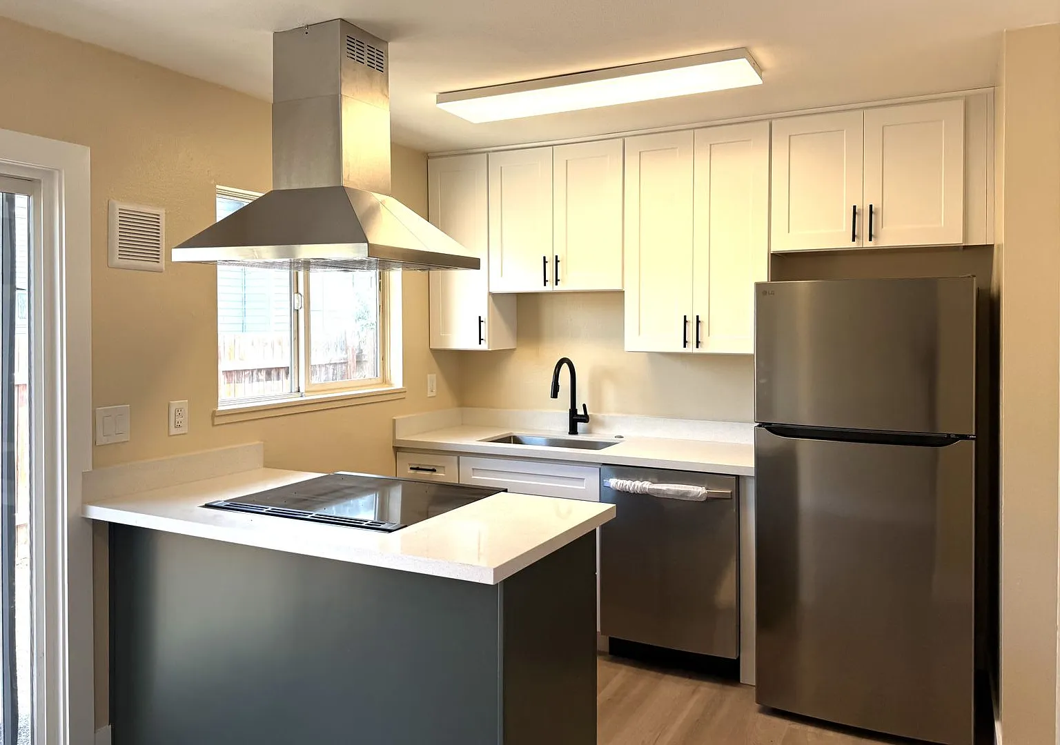 Beautifully Remodeled Craftsman Duplex in University Park Neighborhood in N. Portland — Photo 4