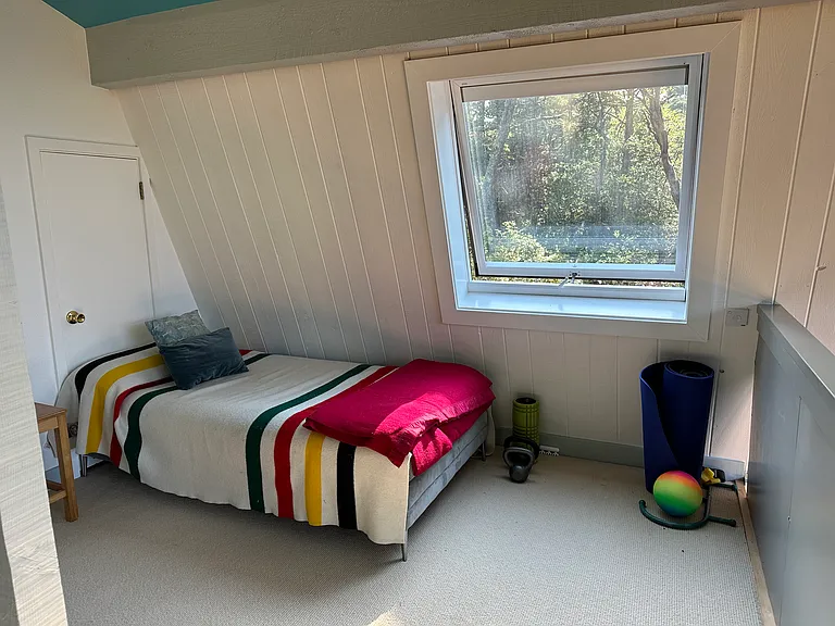 Convenient daybed in the loft
