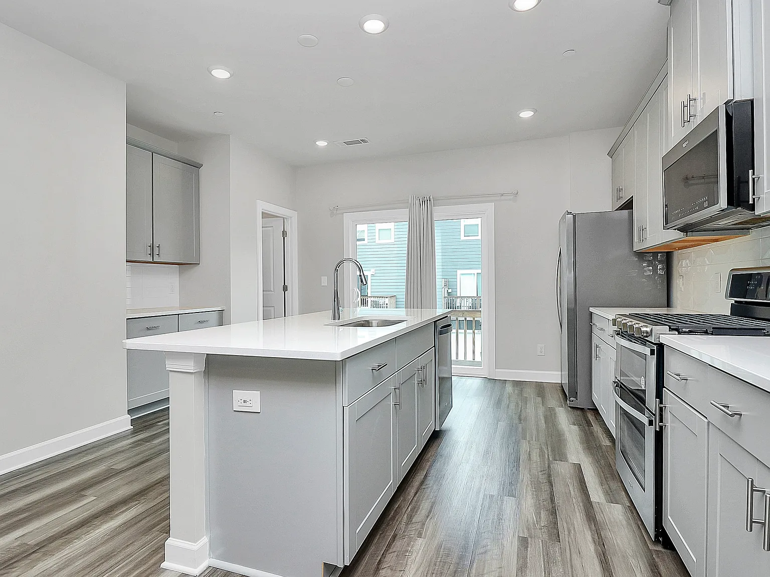4 bed, 3.5 bath, 2098 sqft, $2,700 — Photo 4