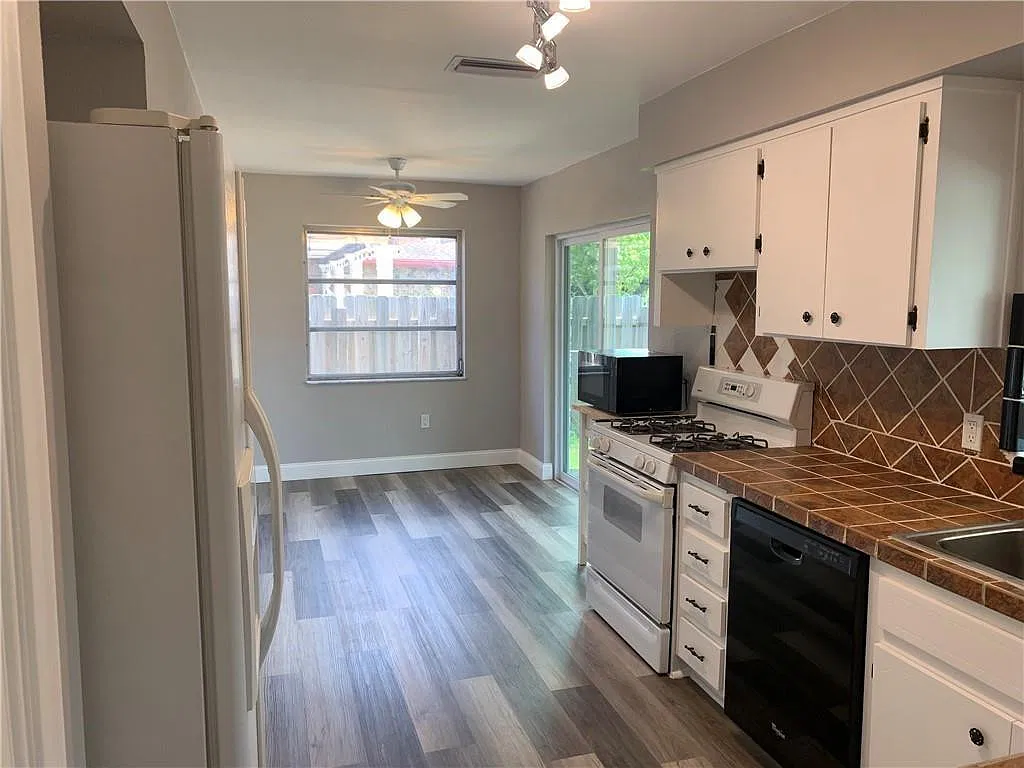 3 bed, 2.0 bath, 1438 sqft, $3,400 — Photo 4