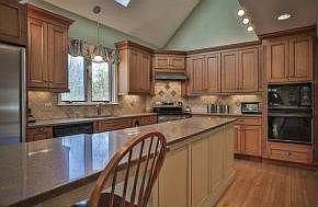 Beautiful Kit w/breakfast bar