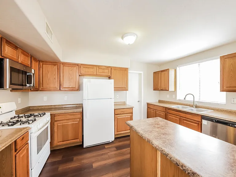 10457 W Oregon Ave — Photo 8
