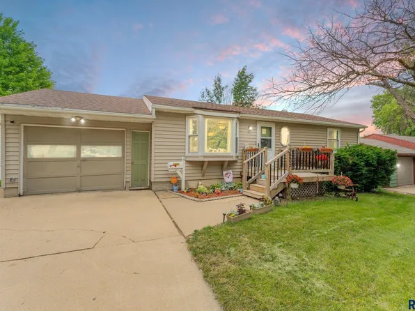 3905 E 25th St, Sioux Falls, SD 57103