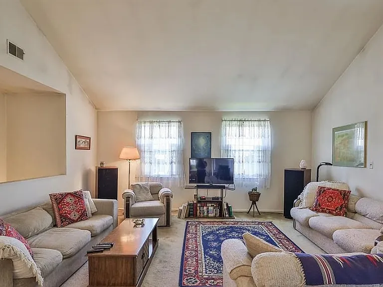 102 Drift Ct #B — Photo 3