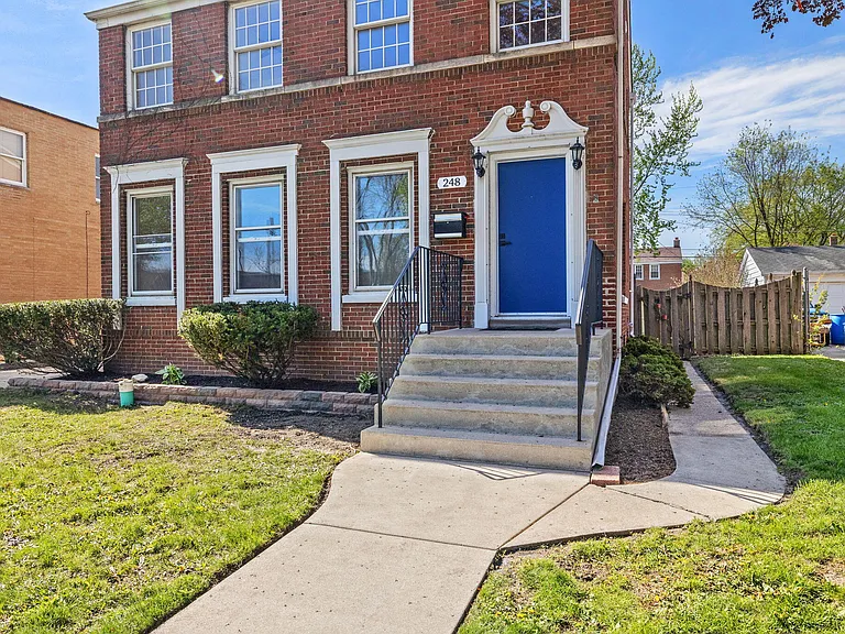 248 Adelaide Pl — Photo 3