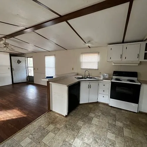 Studio, $999 — Photo 2