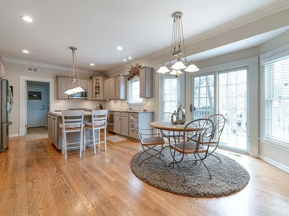 715 Williamsburg Ave, Gurnee, IL 60031