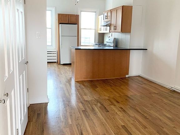 4th image of 942 4th Ave Floor 3