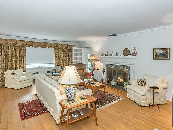 3rd image of 7 Davison Ln W