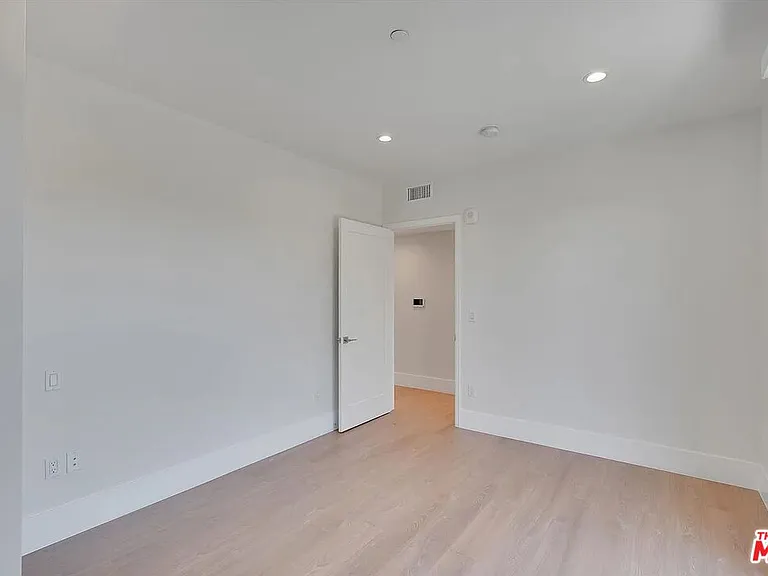 14419 Riverside Dr #306 — Photo 16