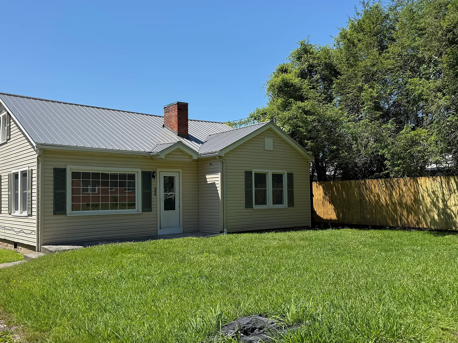 3 bed, 1.5 bath, 1200 sqft, $1,850 — Photo 2