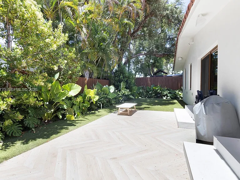 1701 SW 23rd Ter — Photo 5