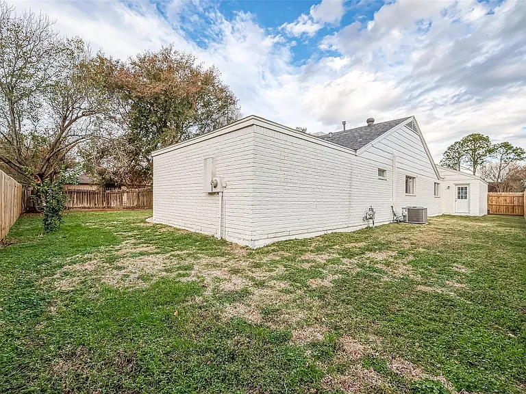 6107 Sanford Rd — Photo 48