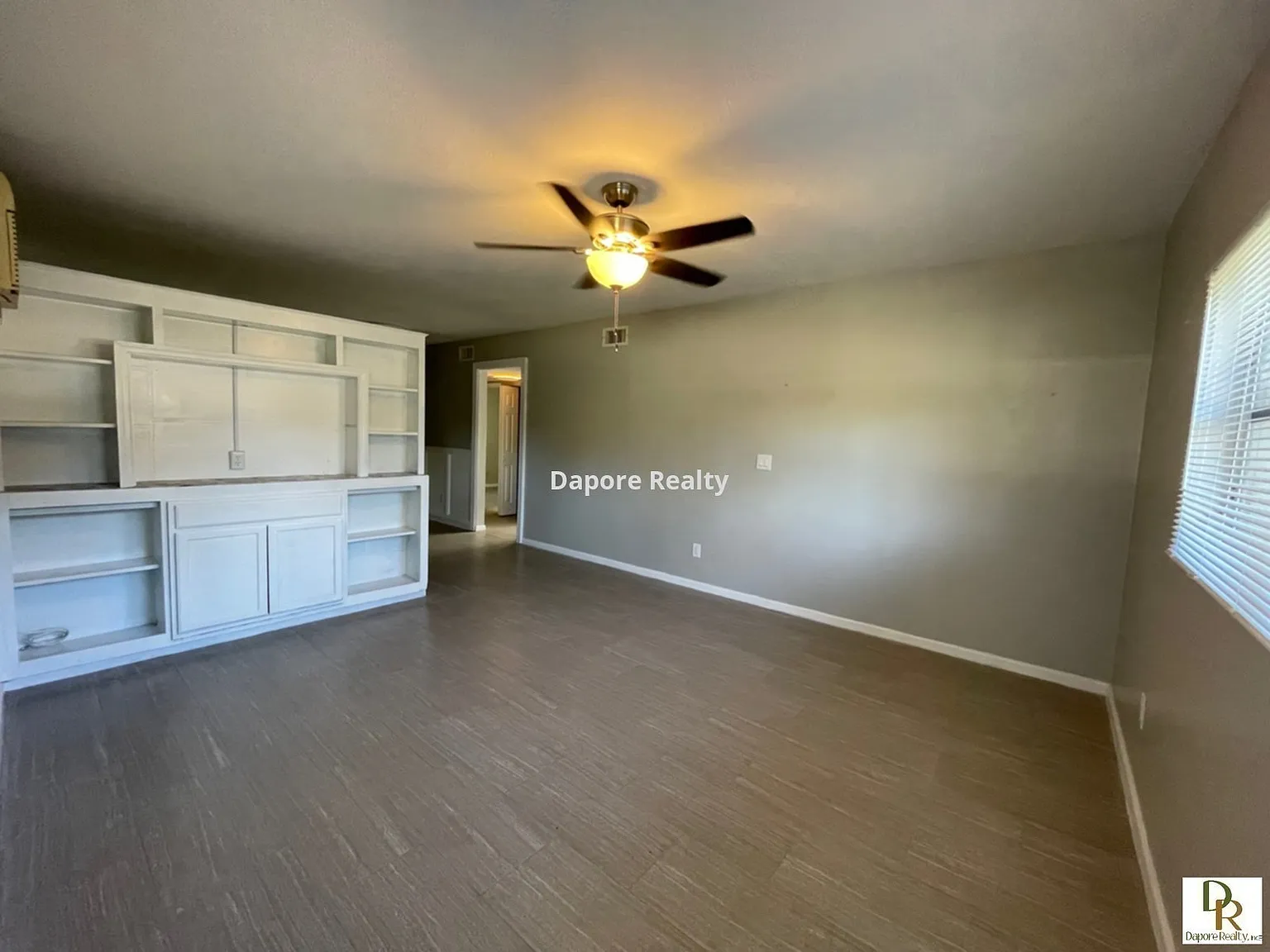 3 bed, 1.5 bath, 976 sqft, $1,595 — Photo 3