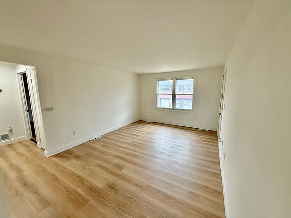 3rd image of 11 Hamilton Pl #3