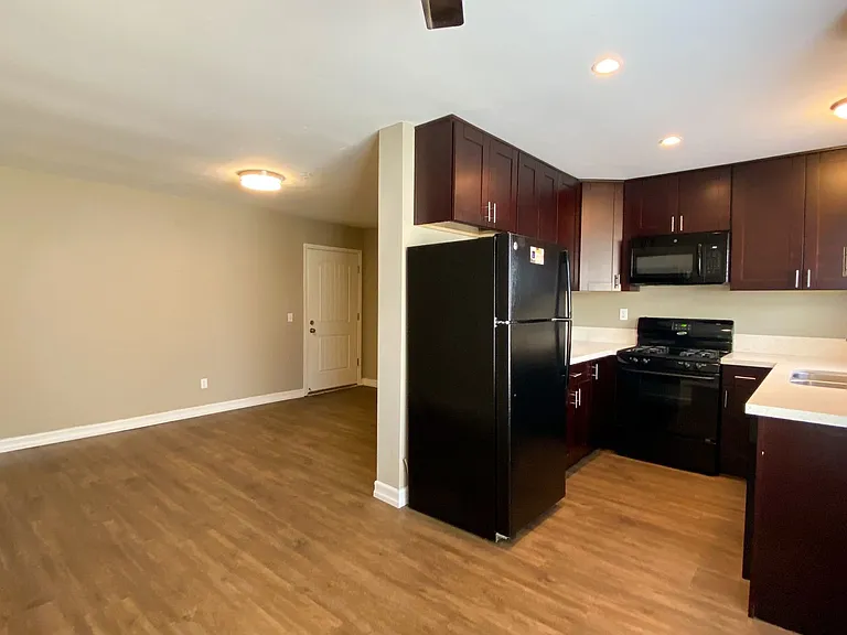 SF Laurel Apts — Photo 11