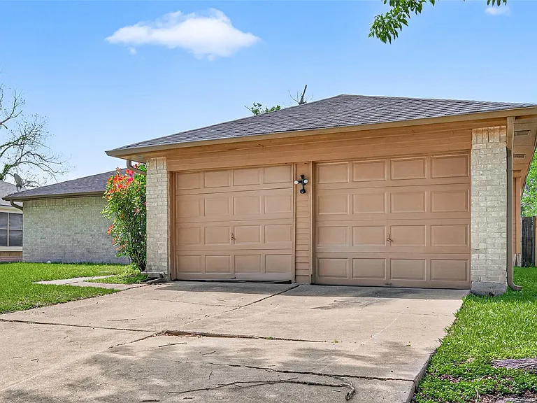 2310 Woodwind Dr — Photo 3