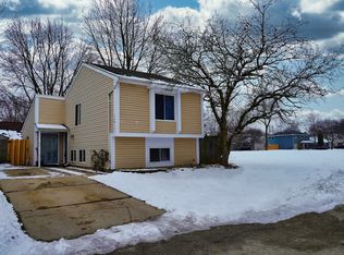 30W141 Wood Ct, Warrenville, IL 60555