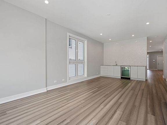 3rd image of 1503 W Oakdale Ave #1