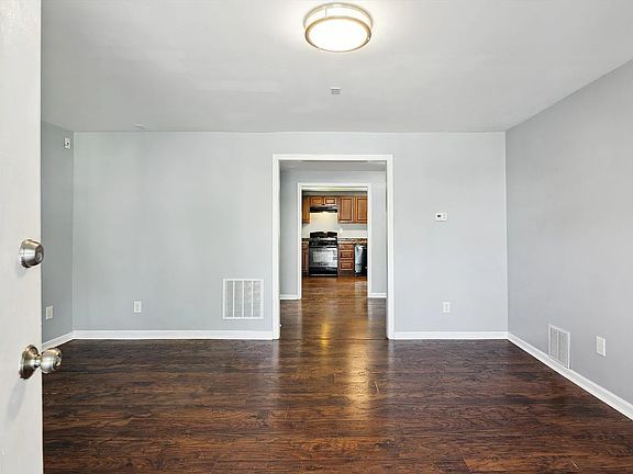 3rd image of 330 Richmond Ave