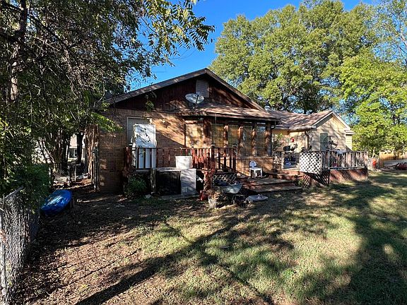 5th image of 907 W School St