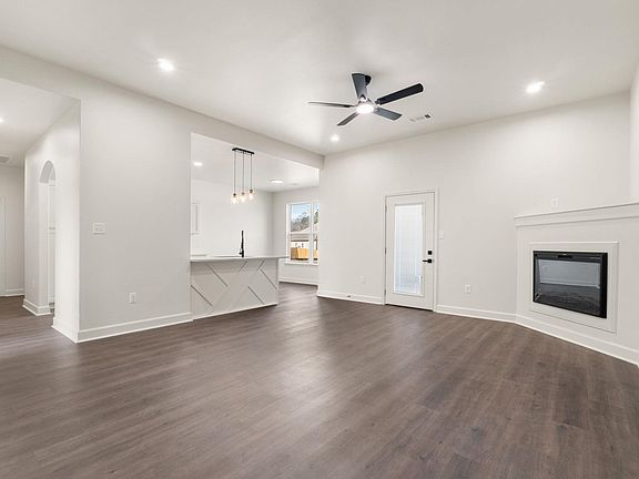 3rd image of 51 Springtree Cir