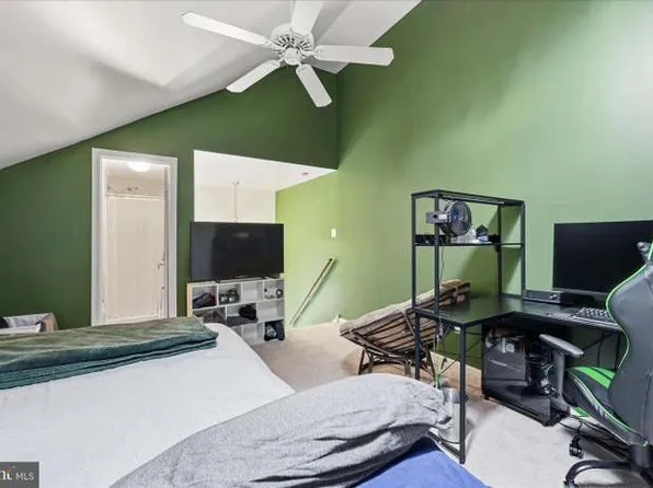 2 Horseshoe Dr, Douglassville, PA 19518