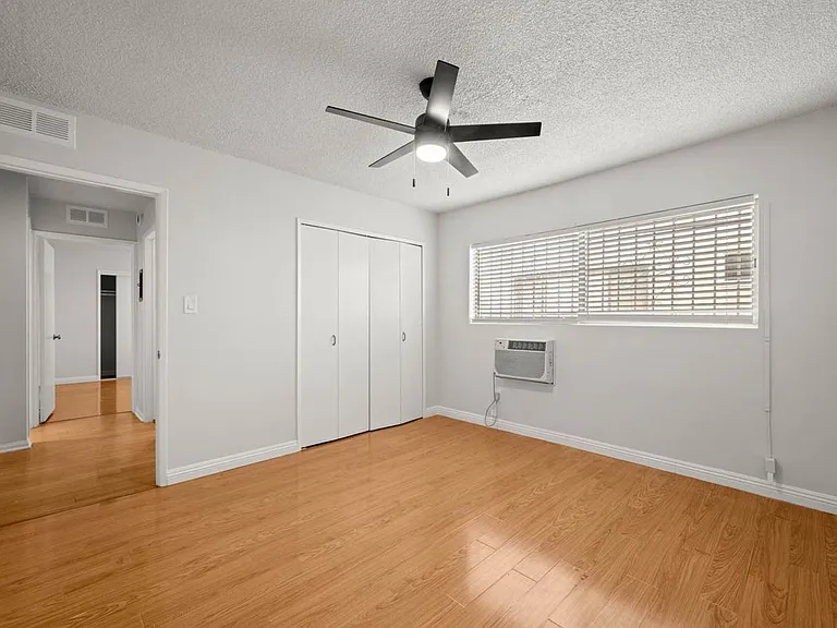 607 N Flores St — Photo 14