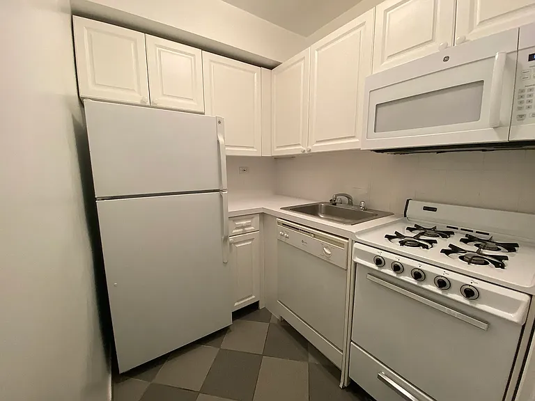 340 E 51st St #7B — Photo 3