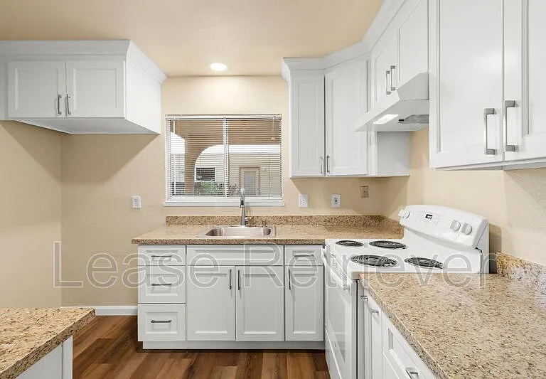 940 Palm Cir — Photo 12