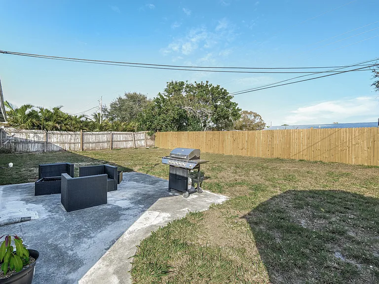2831 NE Savannah Rd — Photo 3
