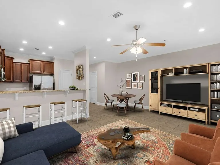 17 W Shady Oaks Ln #C — Photo 3