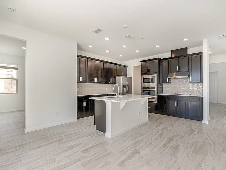 Deluxe kitchen 14' x 19'