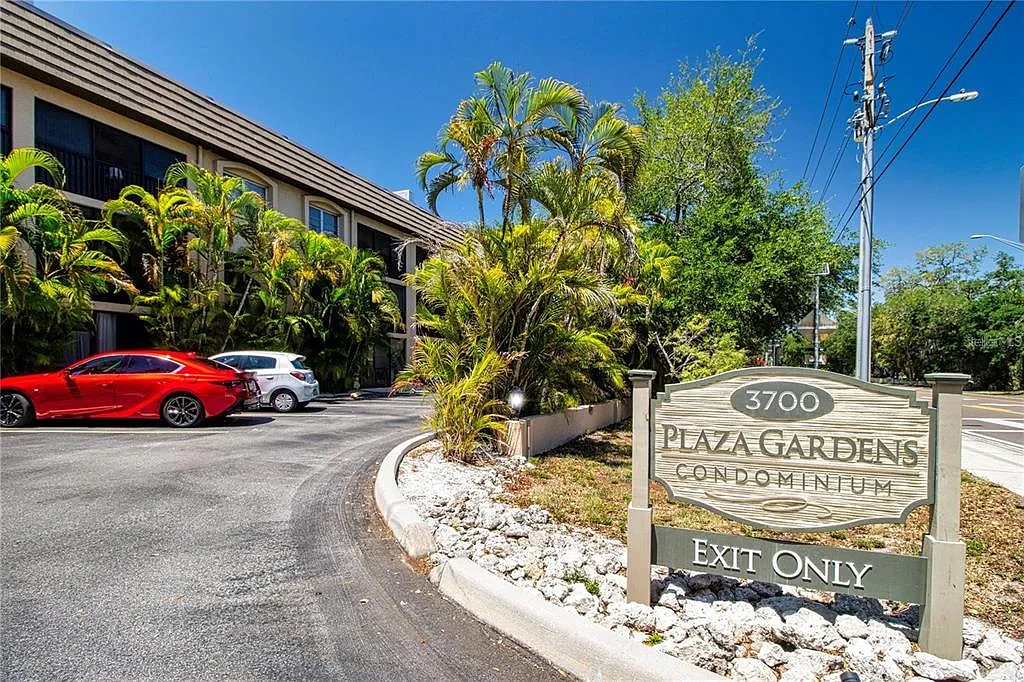 2 bed, 1.0 bath, 991 sqft, $1,800 — Photo 1
