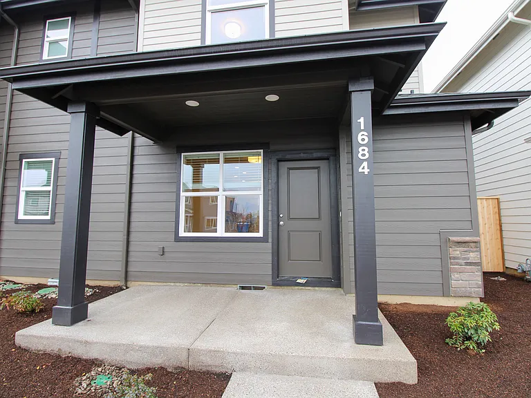1684 SE Barberry Ave — Photo 2