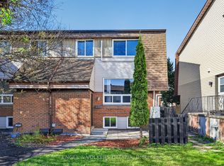 29 Woodvale Grn #B, Ottawa, ON K2G 4H3