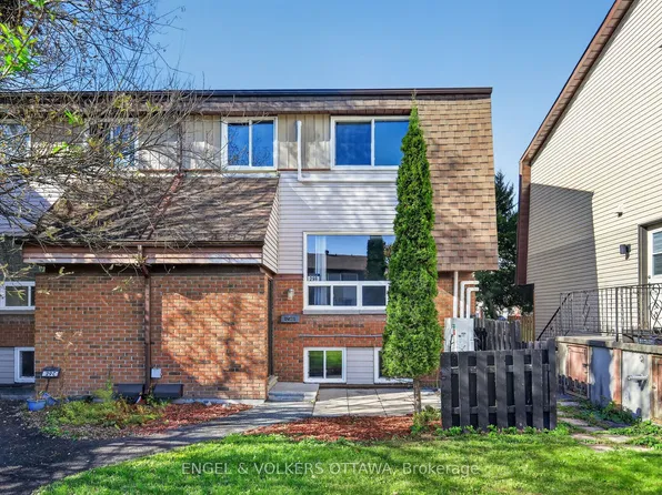 29 Woodvale Grn #B, Ottawa, ON K2G 4H3