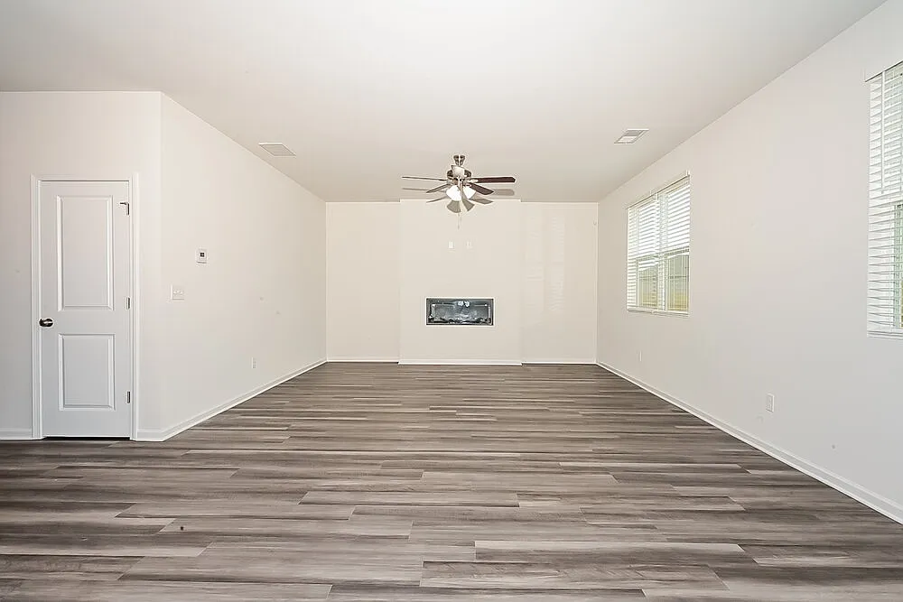 4 bed, 3.0 bath, 2570 sqft, $2,560 — Photo 4