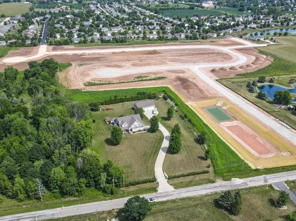 Hillview Rd #35, Greenville, WI 54942